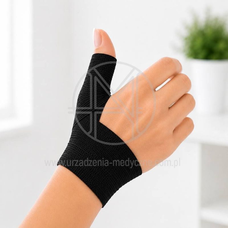 Stabilizacja kciuka przy użyciu czarnego bandaża kohezyjnego 2,5 cm