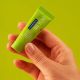 Mini tubka pasty Curaprox Be You zielone jabłko i aloes 10 ml trzymana w dłoni – poręczna wersja podróżna