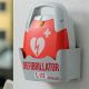 Defibrylator AED SCHILLER FRED PA-1 umieszczony w uchwycie ściennym