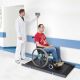 Szpitalna waga najazdowa KERN MWS do ważenia pacjentów na wózkach inwalidzkich