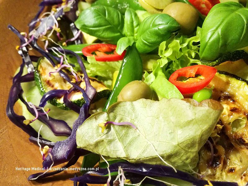 Zdrowa sałatka z warzywami i komosą ryżową